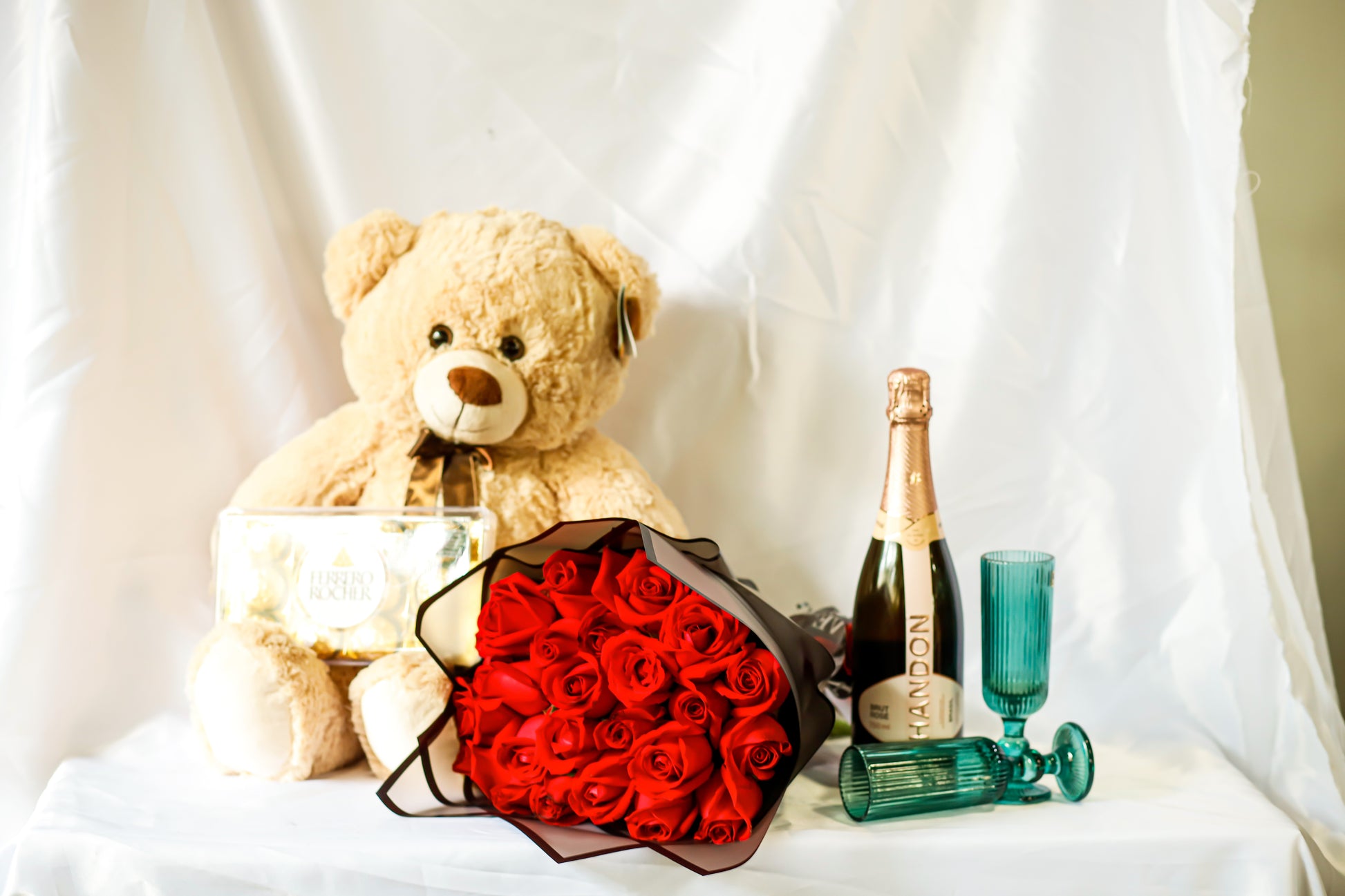 Chocolate ferreiro, urso, buquê executivo, chandon, taças