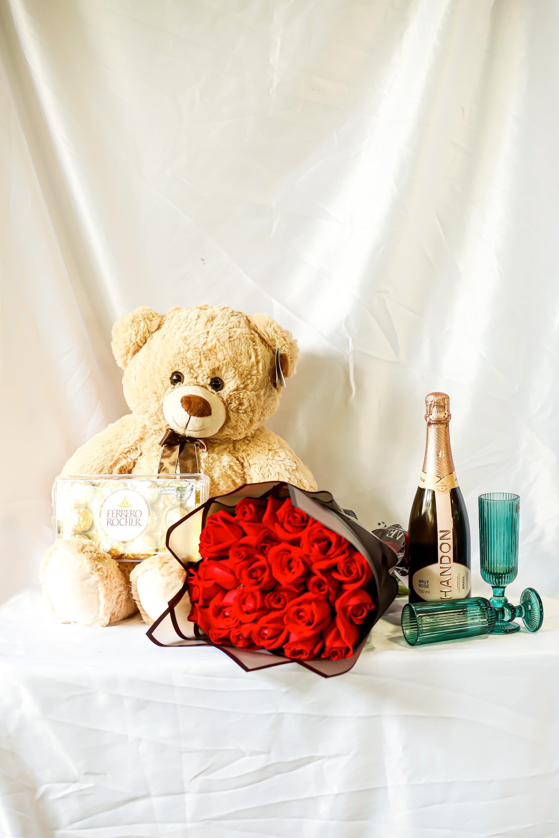 Chocolate ferreiro, urso, buquê executivo, chandon, taças