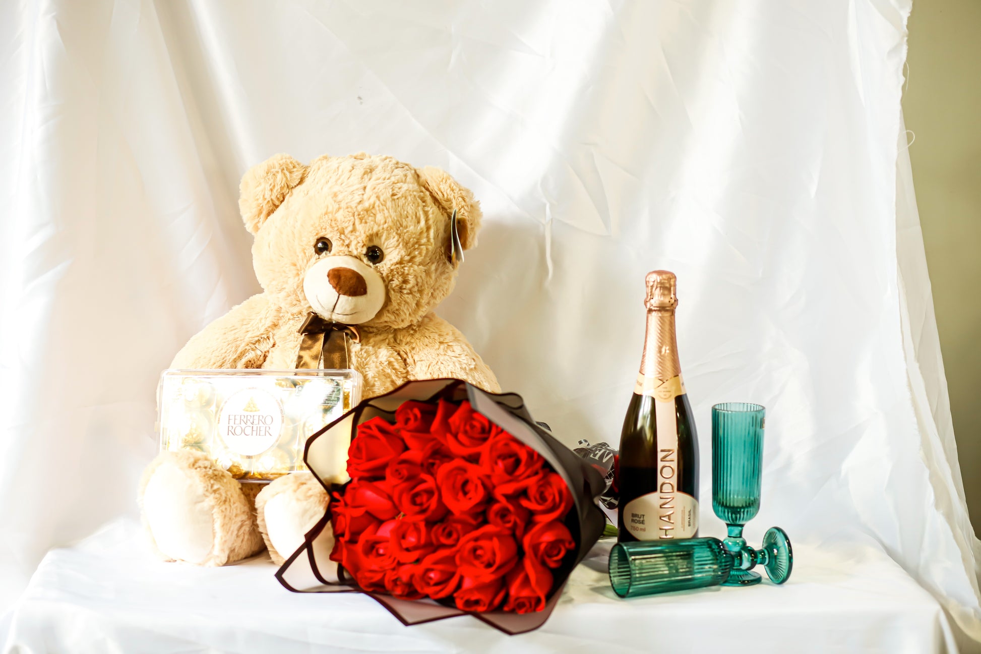 Chocolate ferreiro, urso, buquê executivo, chandon, taças