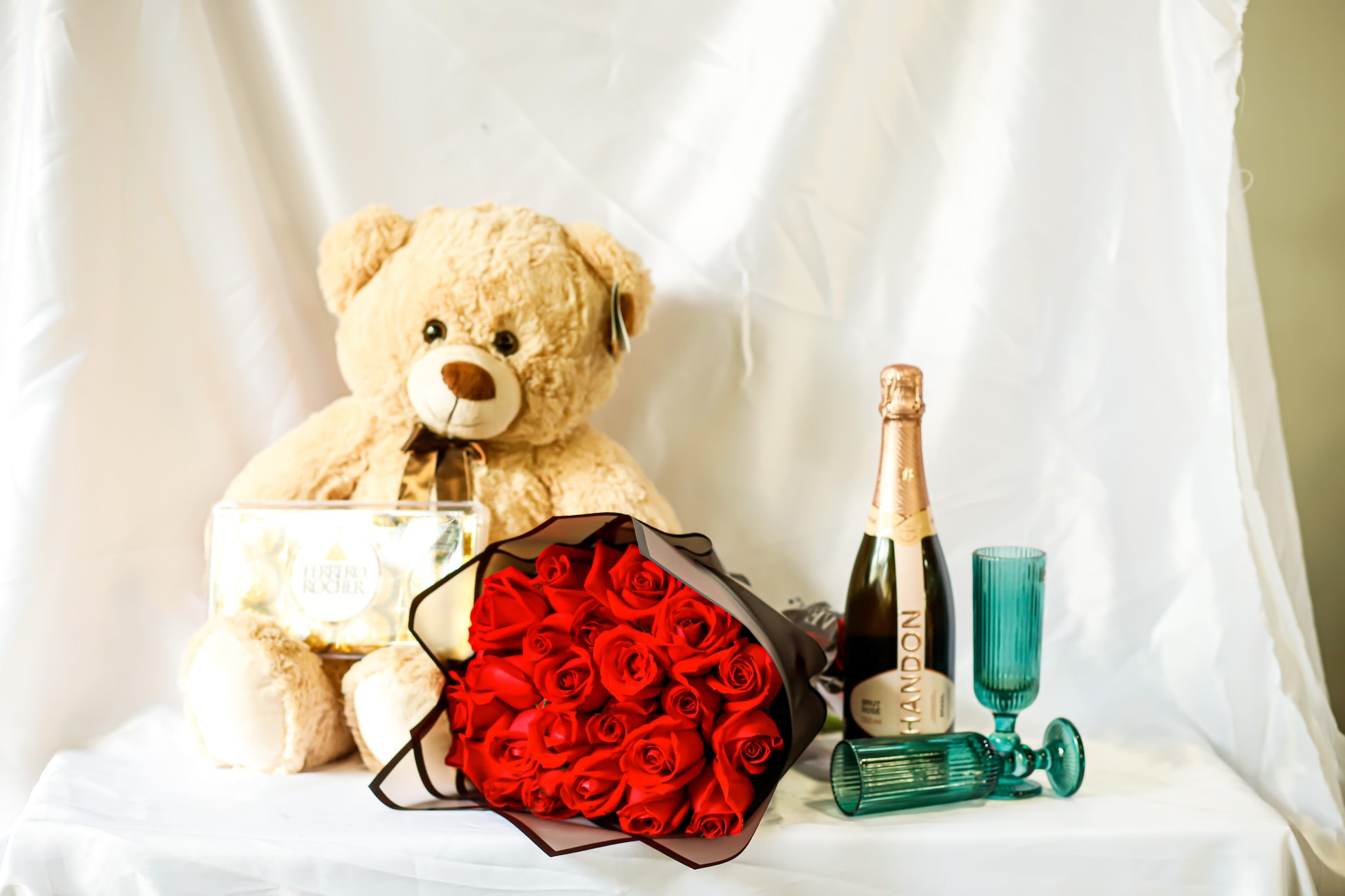 Chocolate ferreiro, urso, buquê executivo, chandon, taças