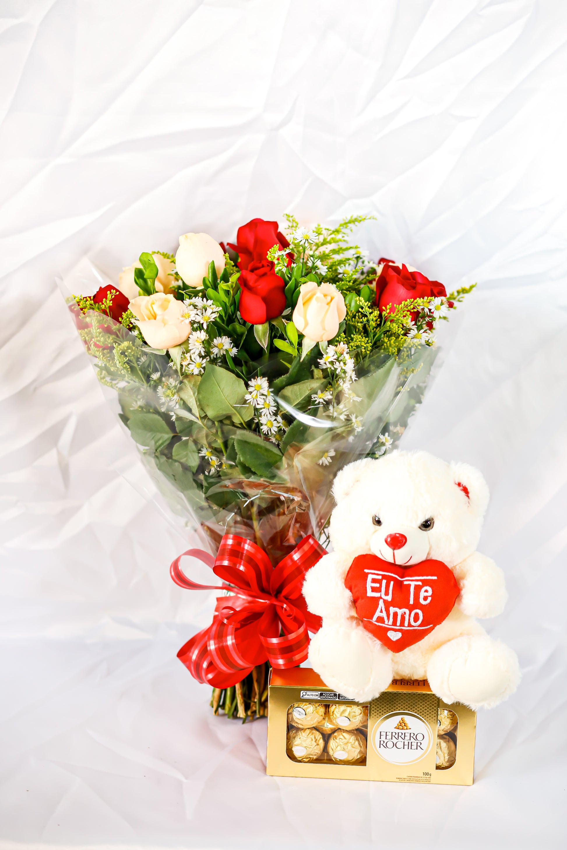 Buquê com 12 rosas tradicional , chocolate , urso