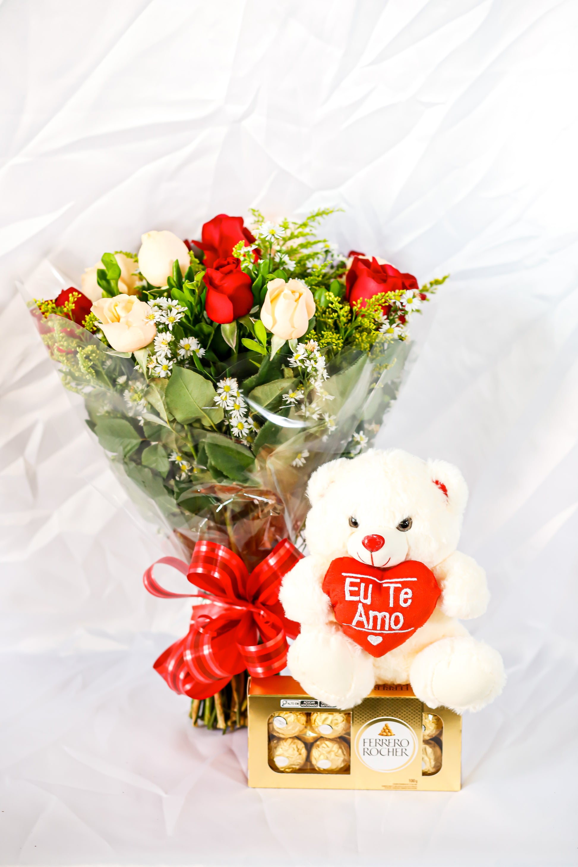 Buquê com 12 rosas tradicional , chocolate , urso