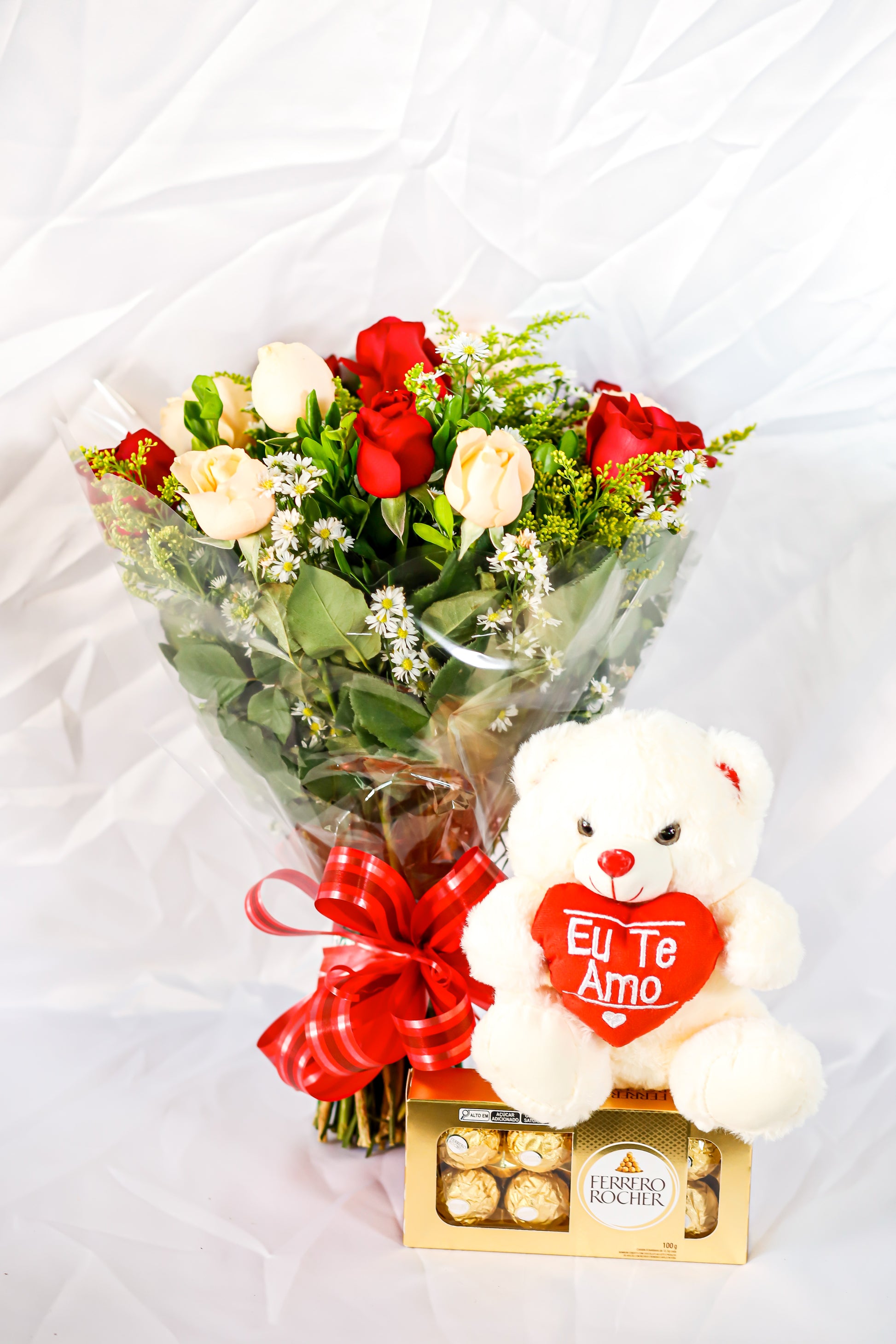 Buquê com 12 rosas tradicional , chocolate , urso