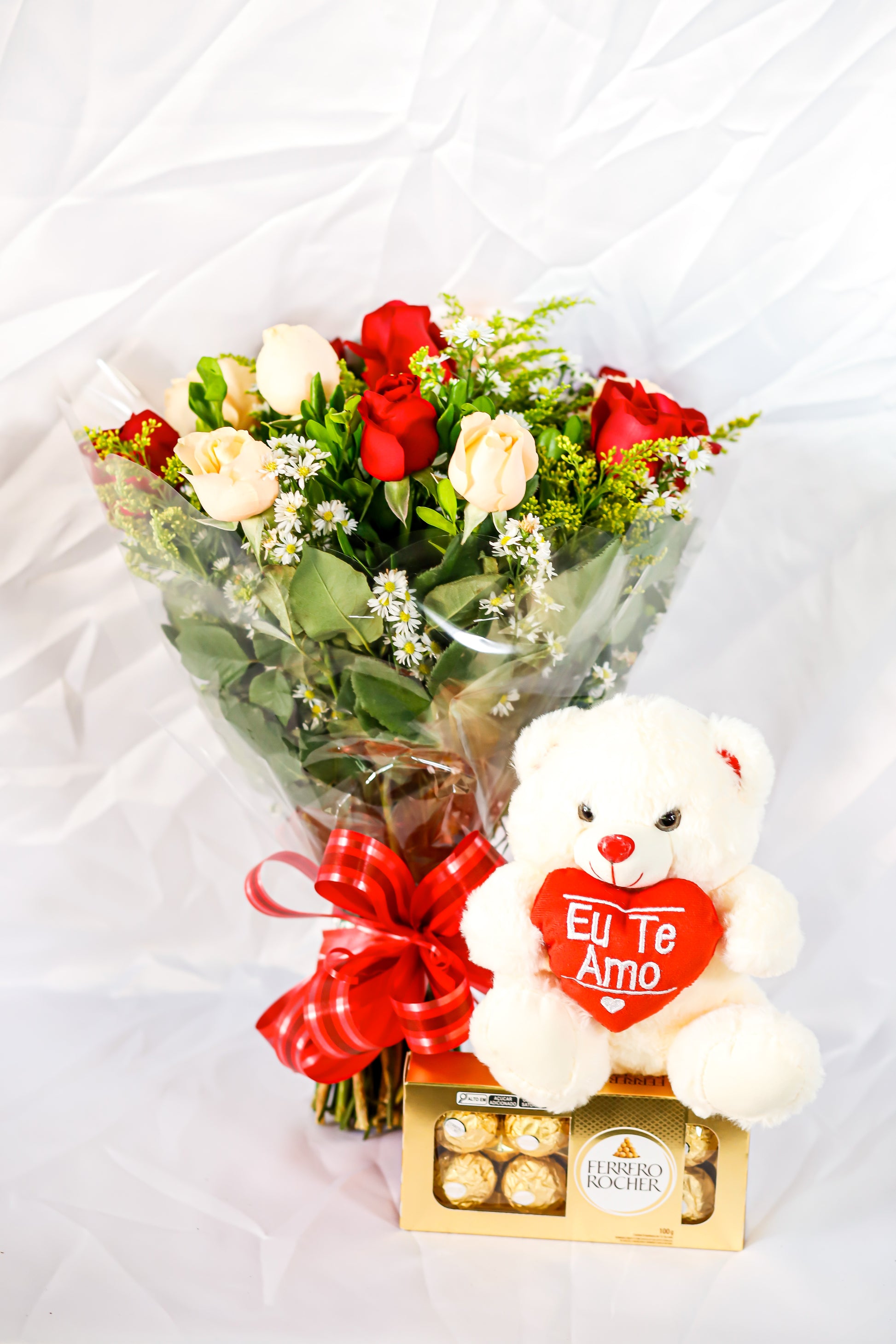 Buquê com 12 rosas tradicional , chocolate , urso