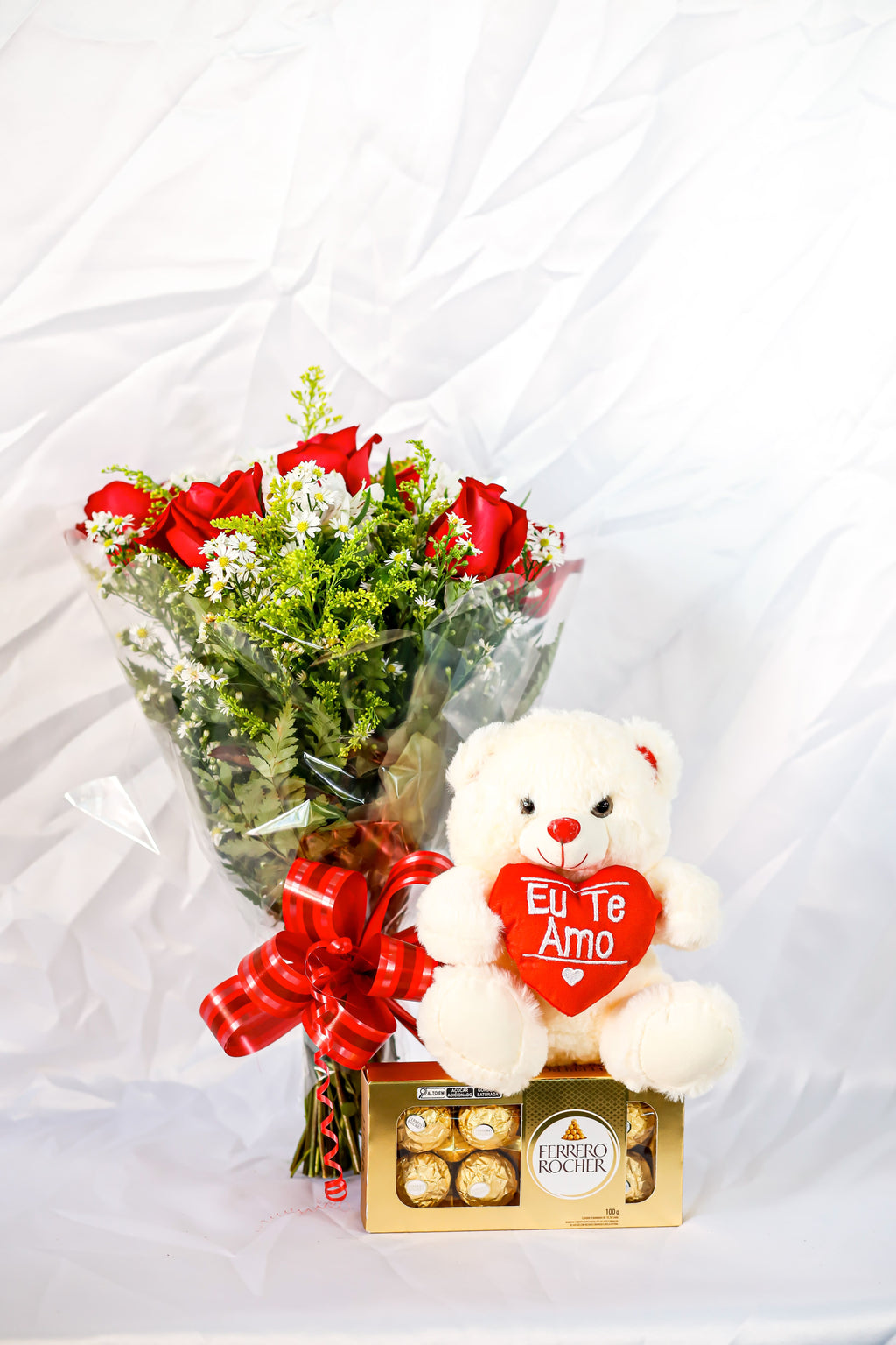 Buquê 6 rosas, urso, chocolate 8 unidades