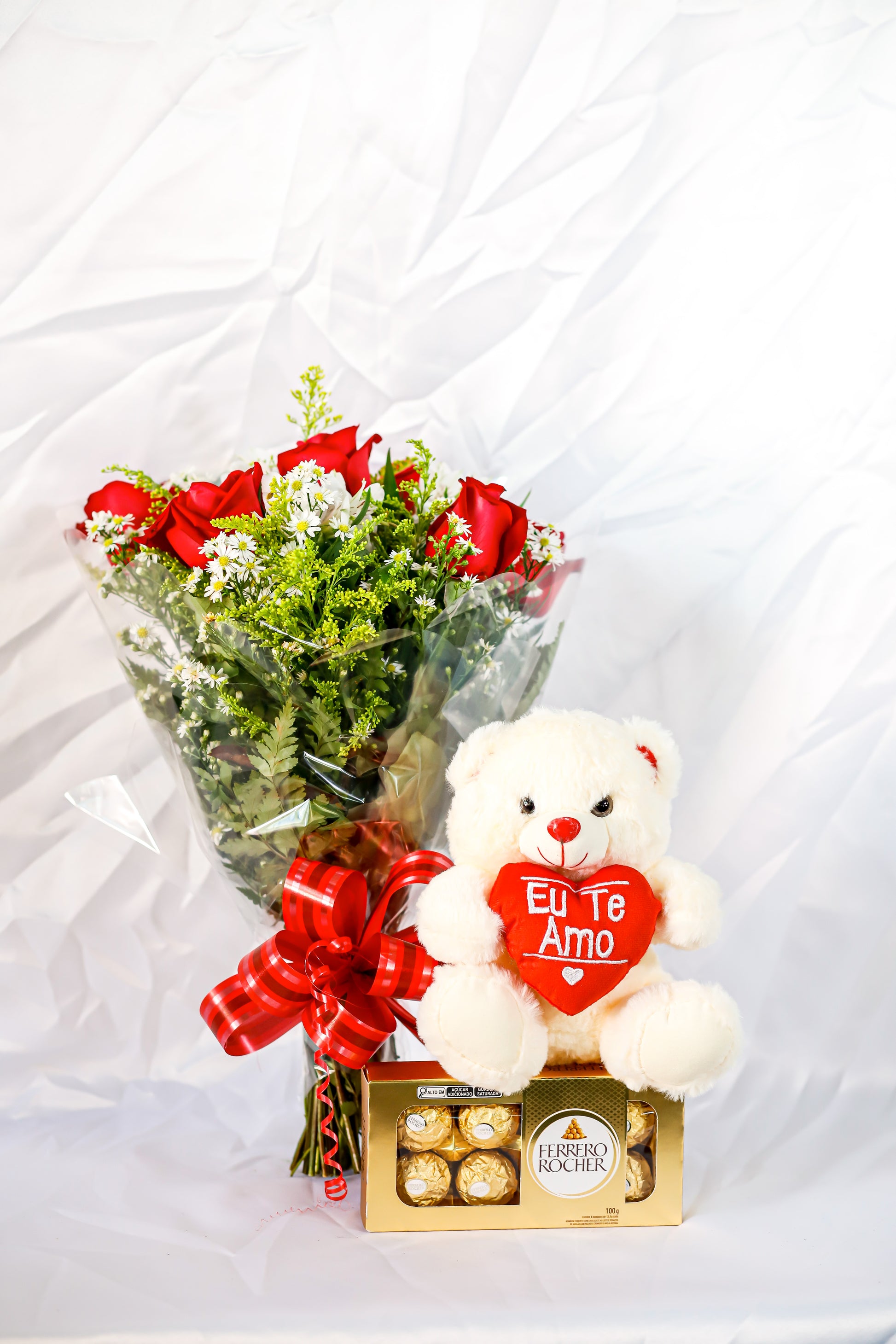 Buquê 6 rosas, urso, chocolate 8 unidades