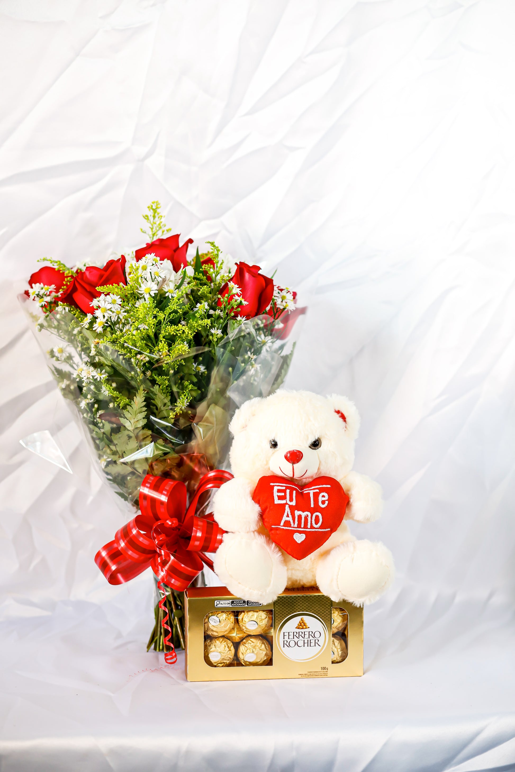 Buquê 6 rosas, urso, chocolate 8 unidades