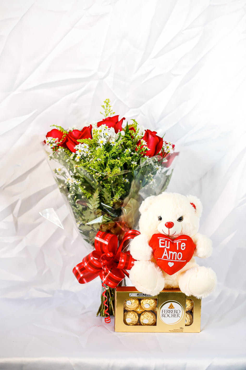 Buquê 6 rosas, urso, chocolate 8 unidades