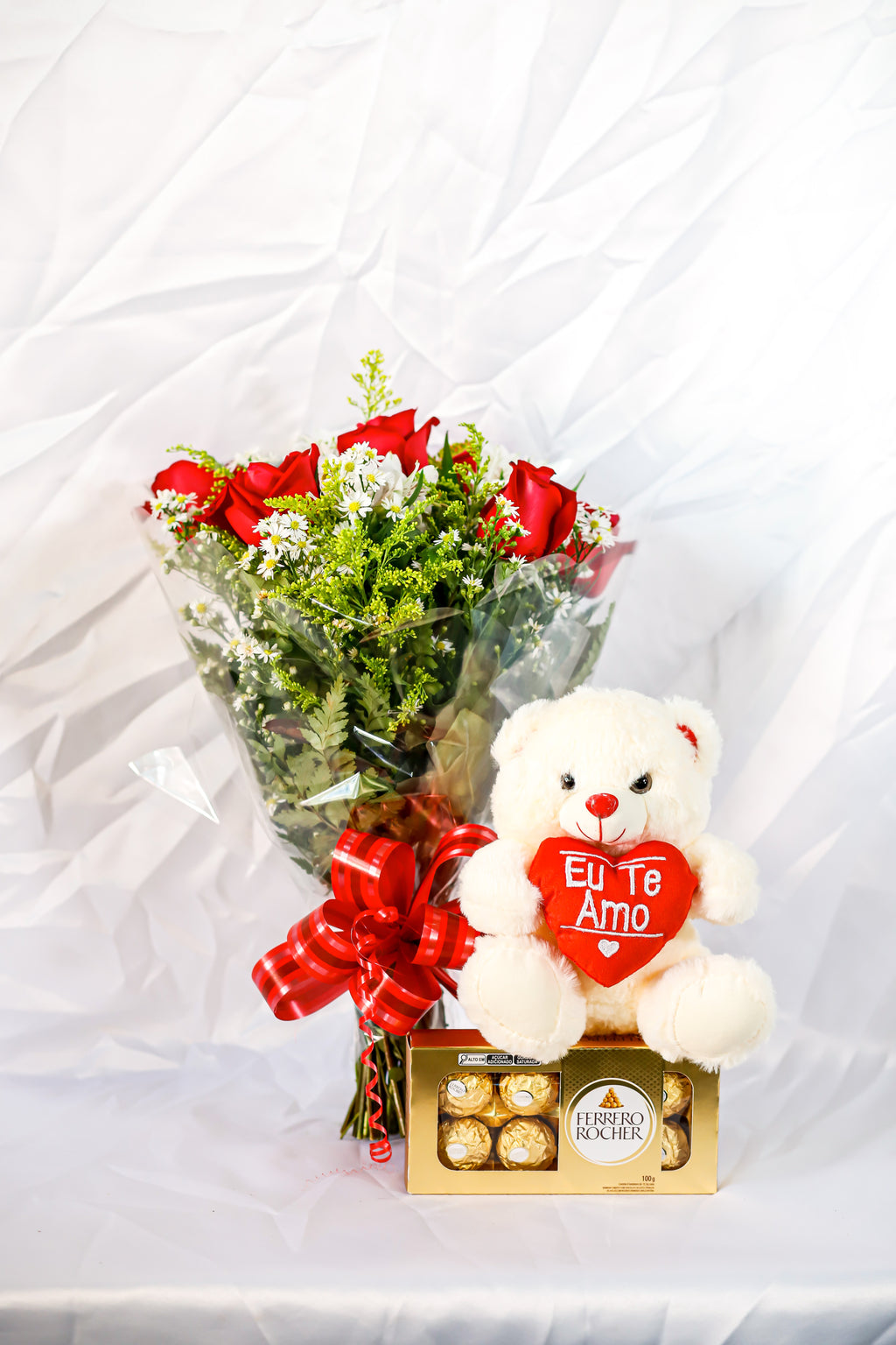 Buquê 6 rosas, urso, chocolate 8 unidades