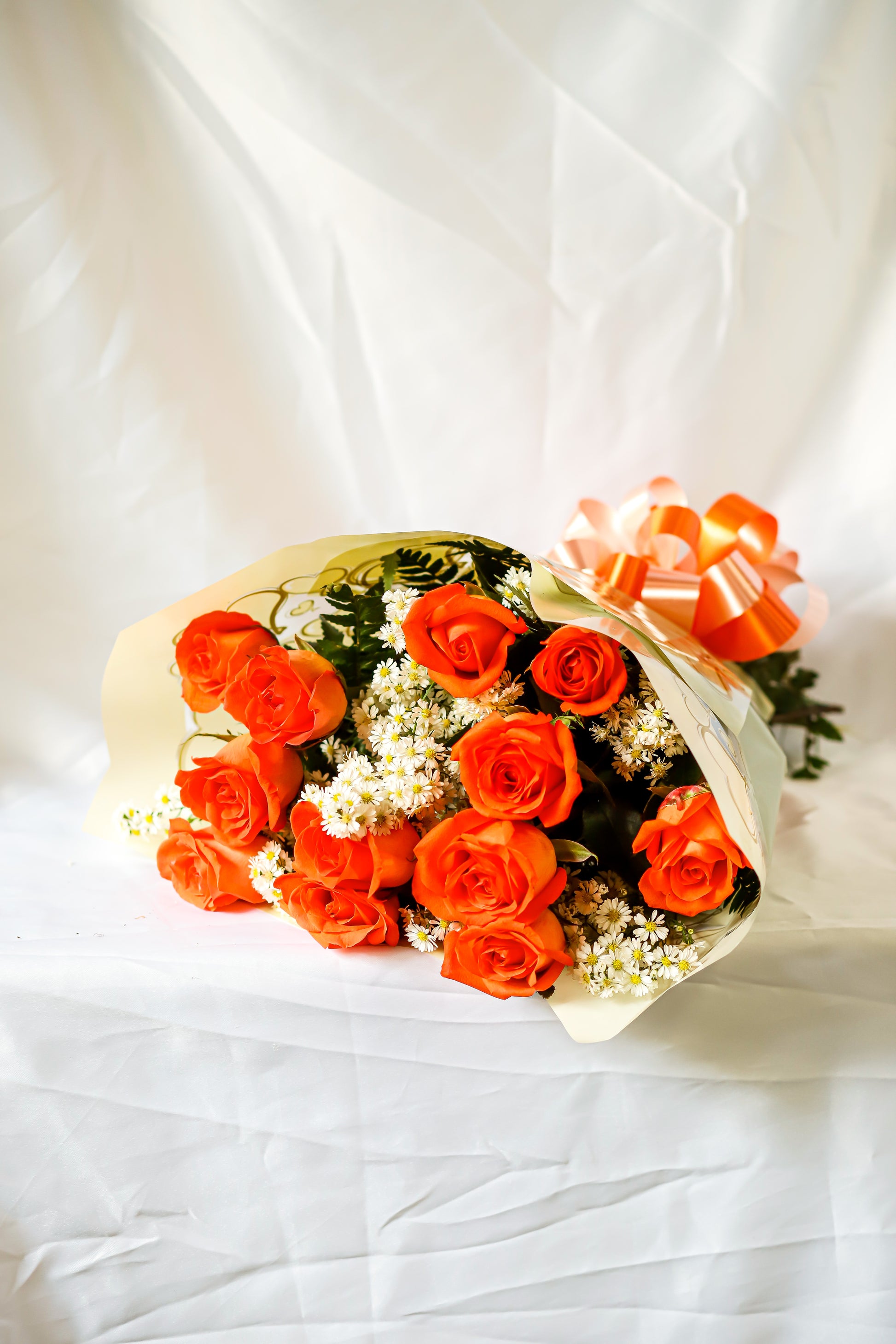 Buquê com 12 rosas coral