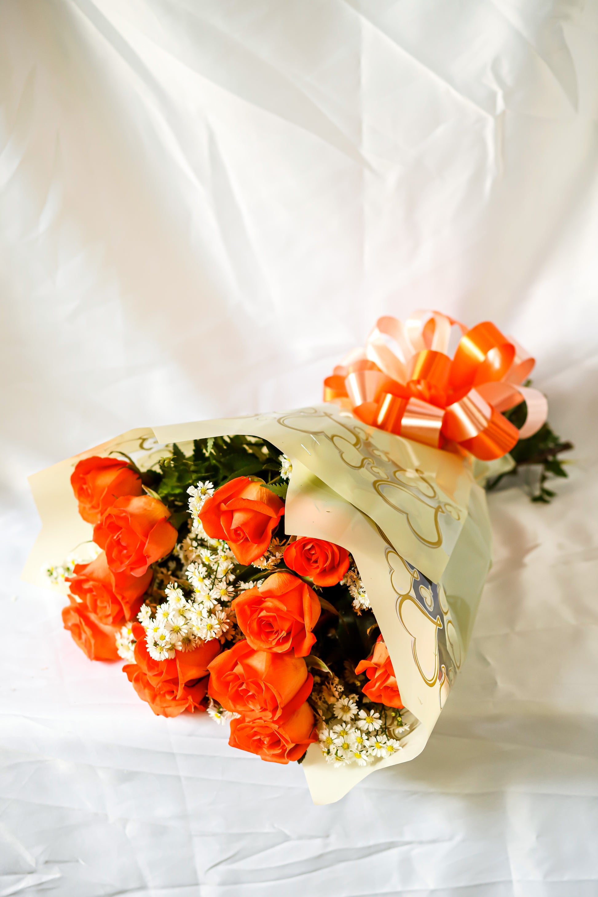 Buquê com 12 rosas coral