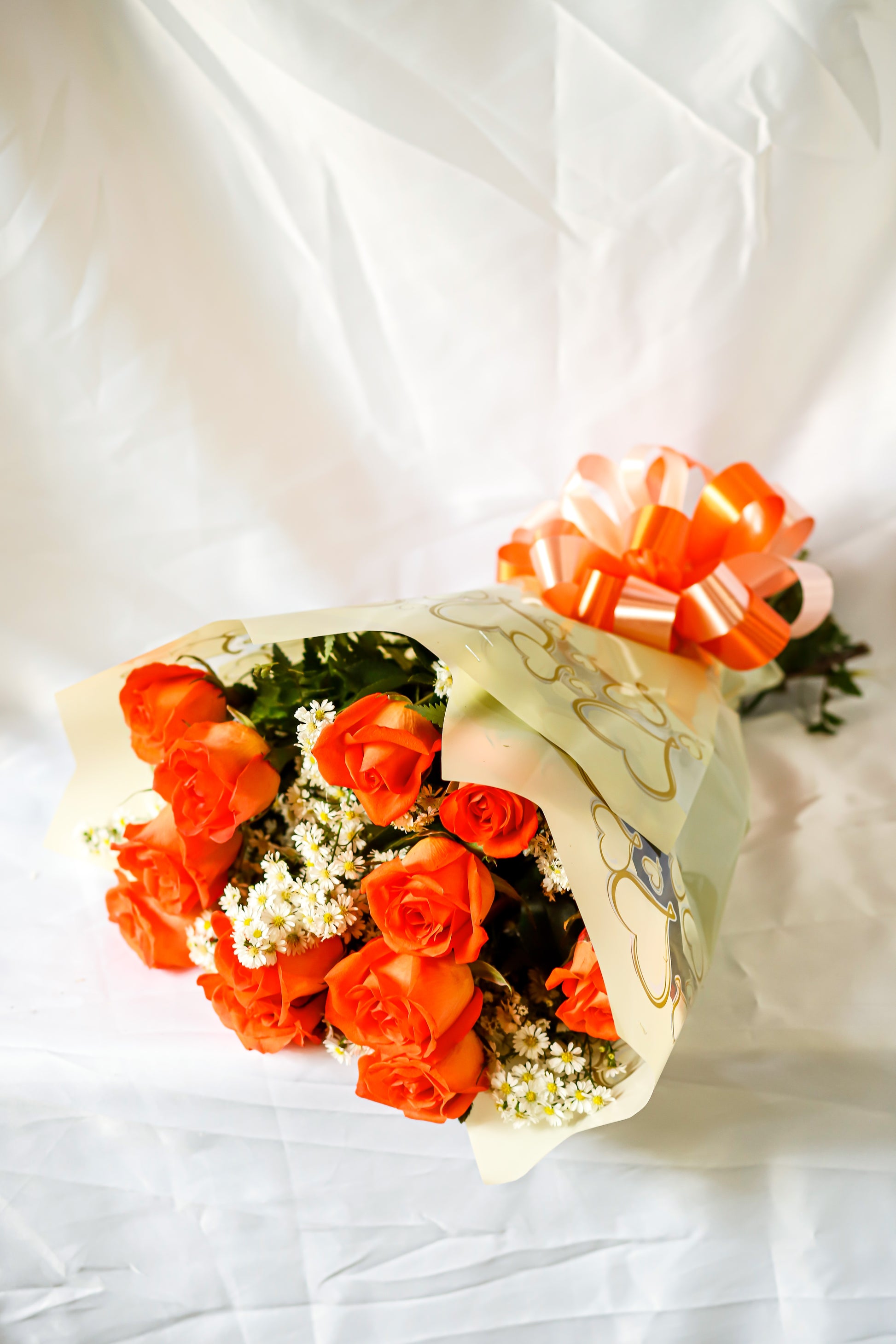 Buquê com 12 rosas coral