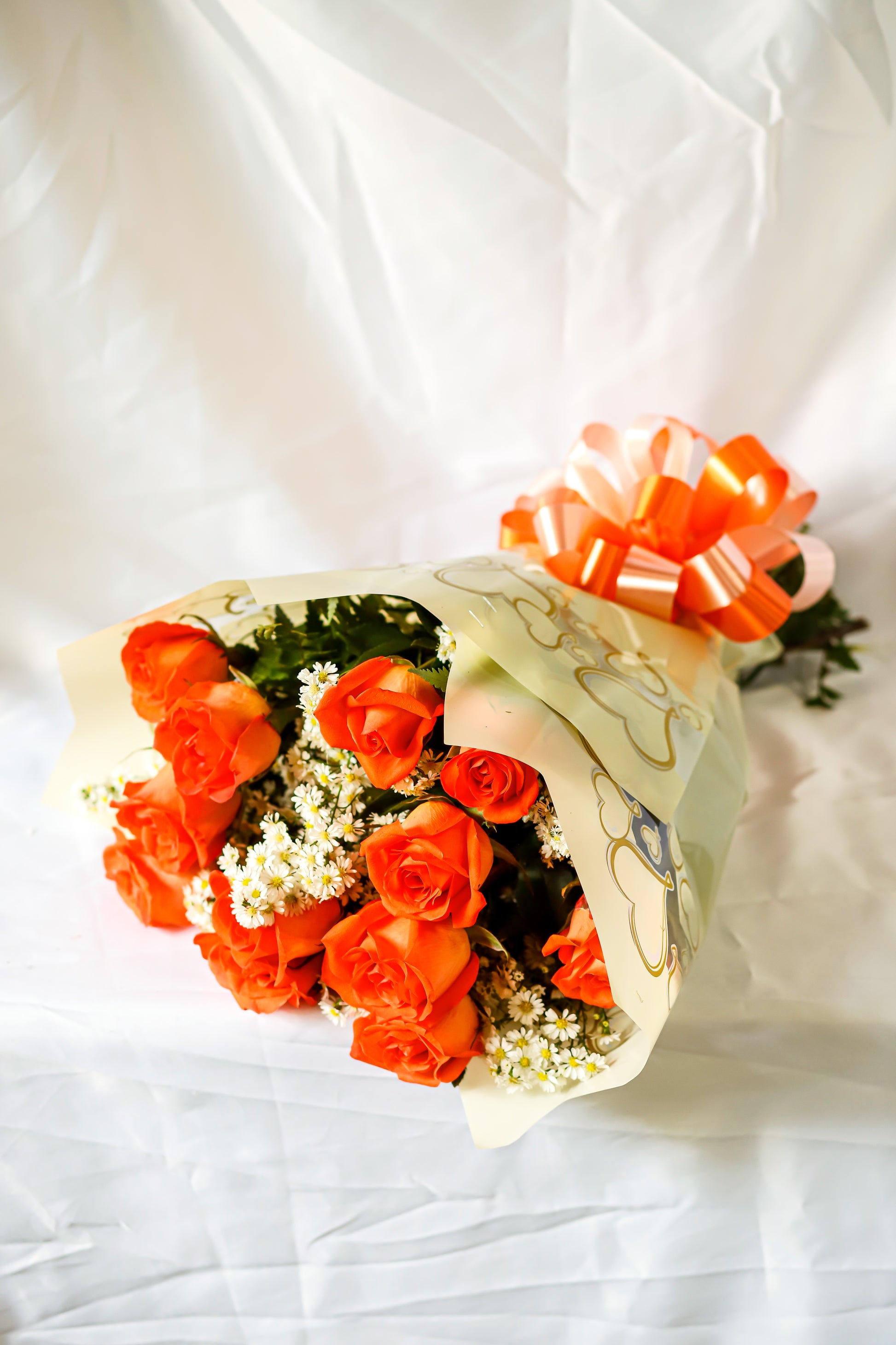 Buquê com 12 rosas coral