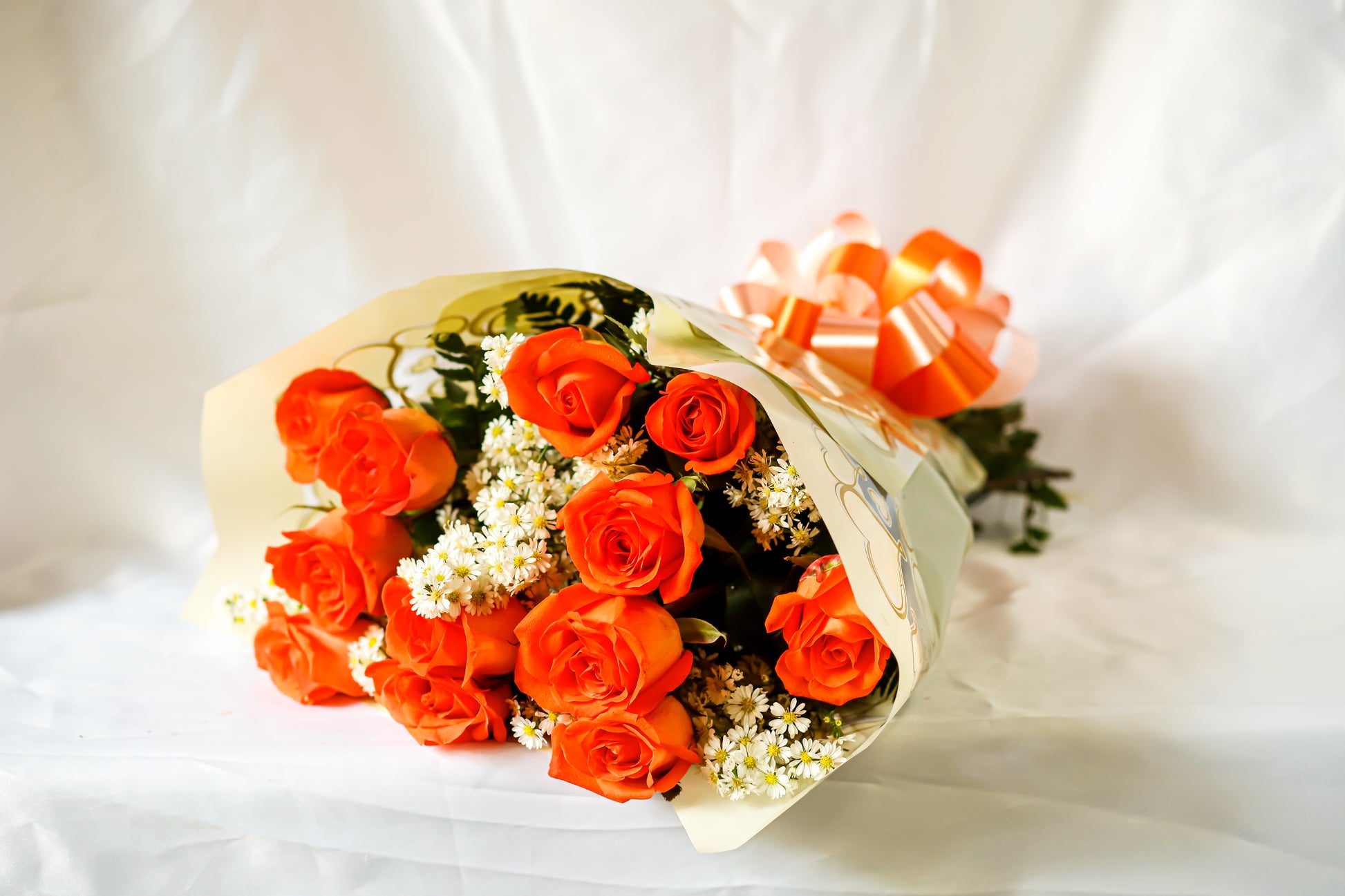 Buquê com 12 rosas coral