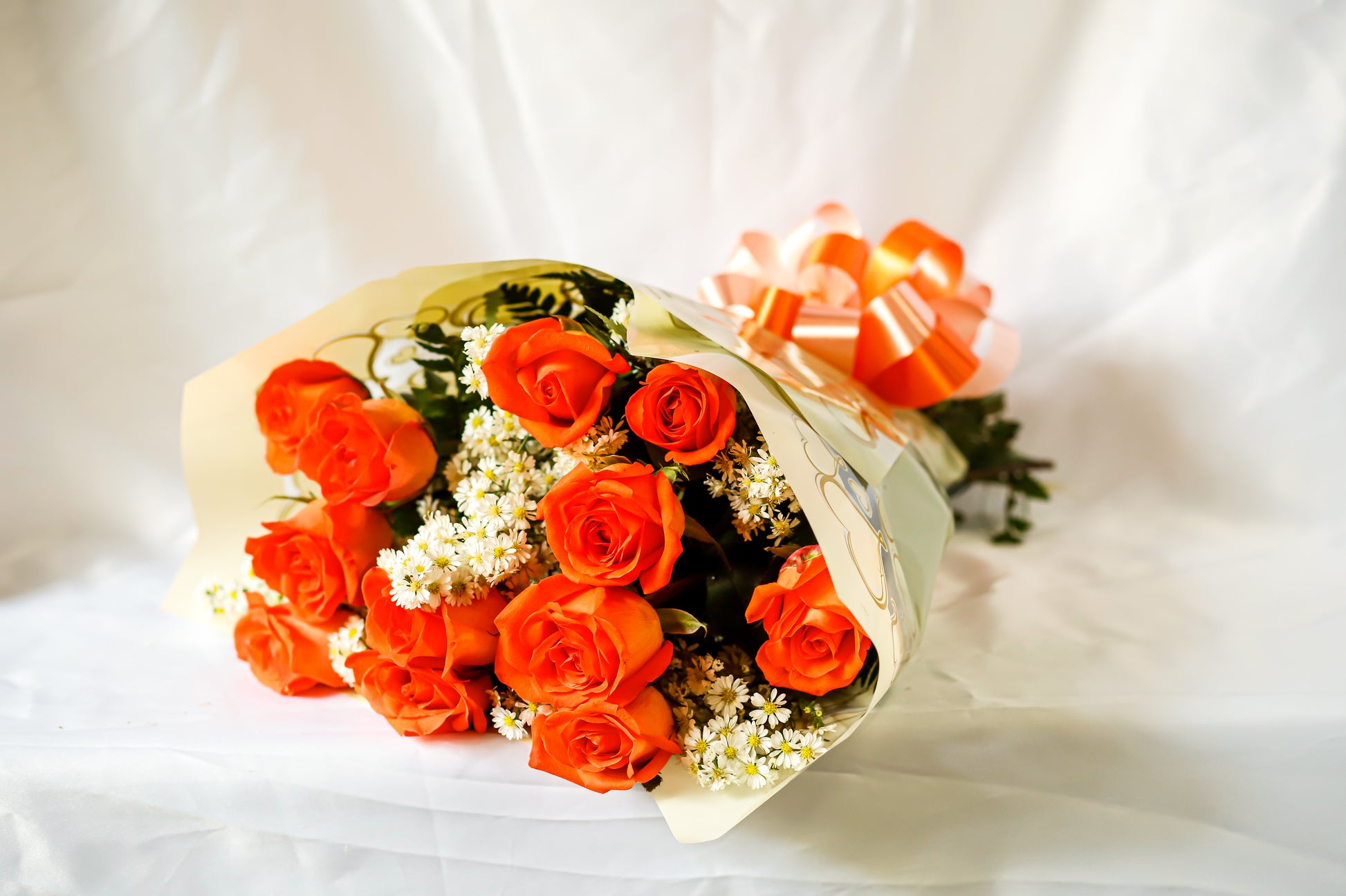 Buquê com 12 rosas coral