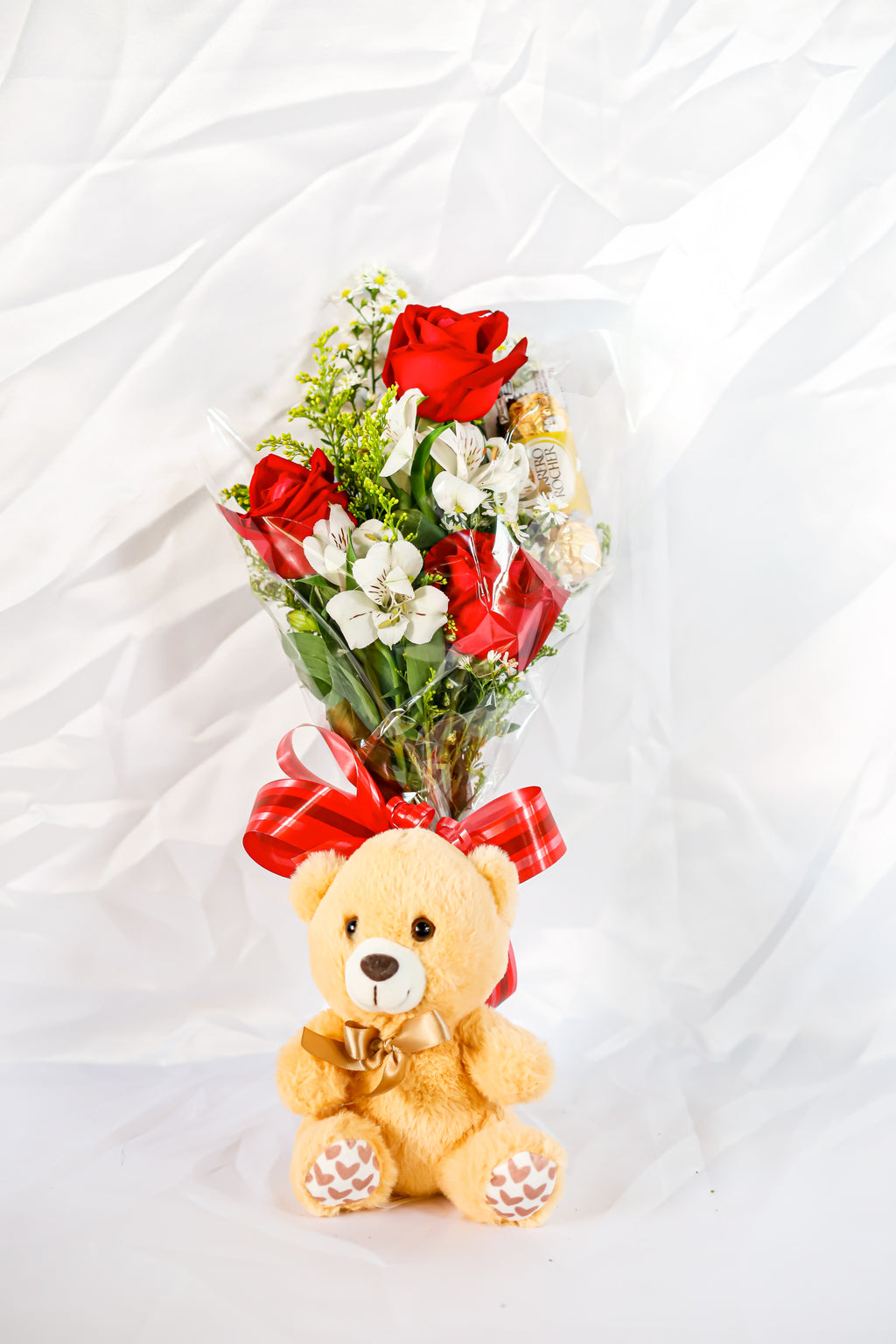 Arranjo com 3 rosas , chocolate e urso