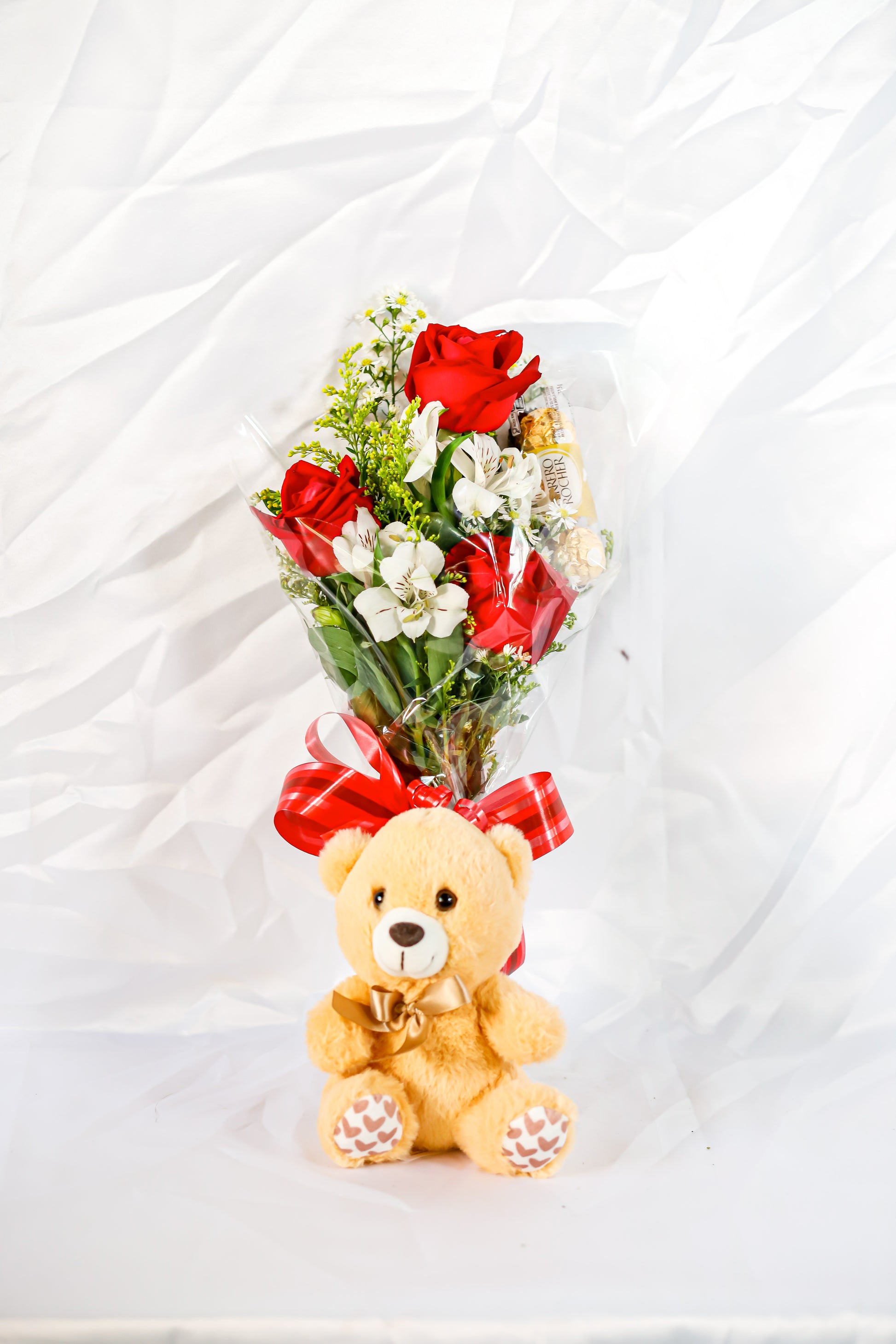 Arranjo com 3 rosas , chocolate e urso