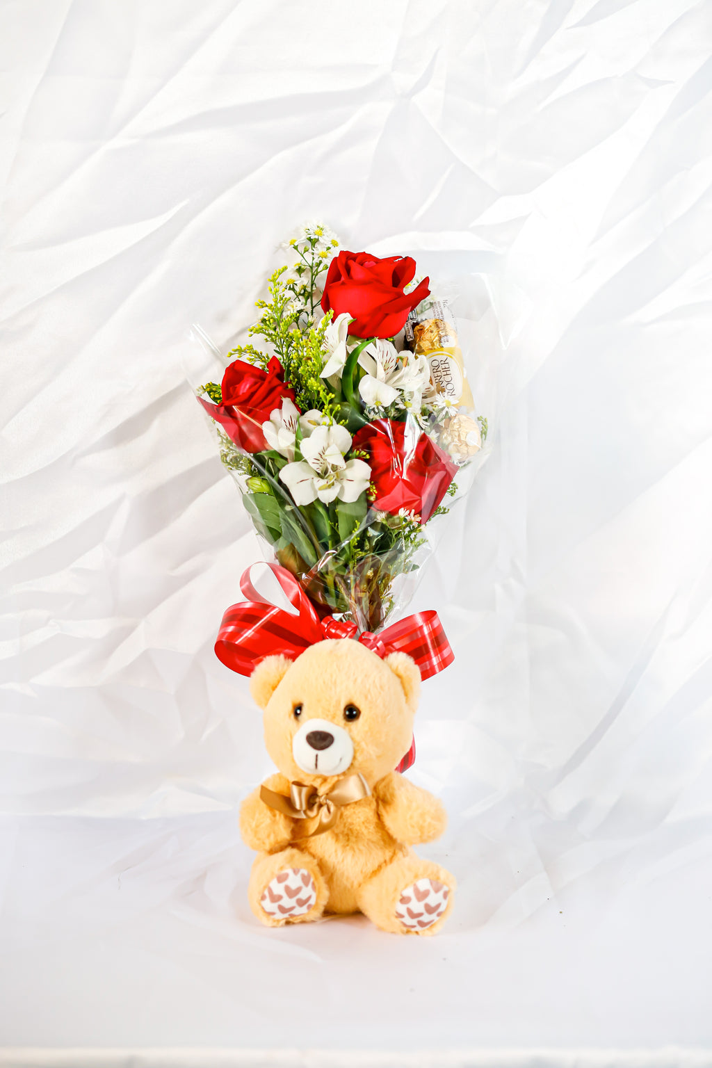Arranjo com 3 rosas , chocolate e urso