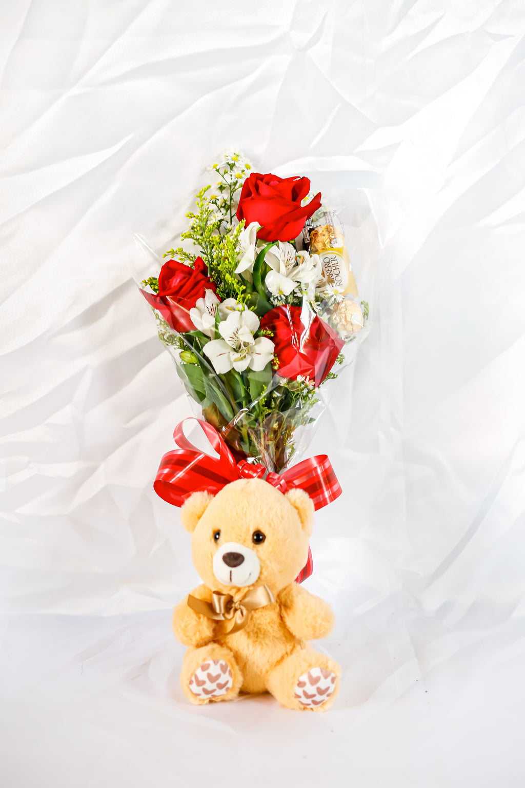 Arranjo com 3 rosas , chocolate e urso