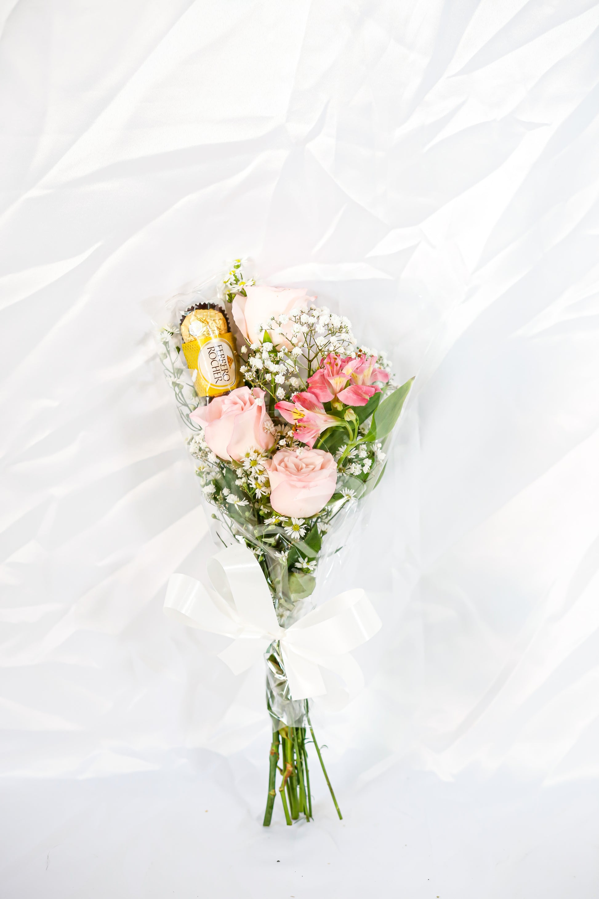 Arranjo com 3 rosas e chocolate