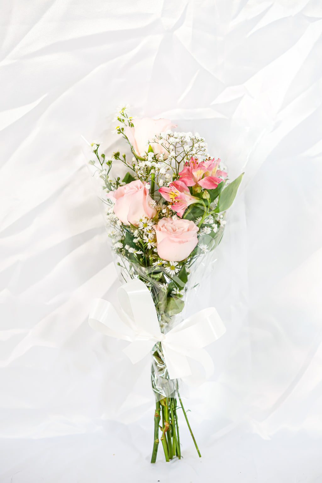 Arranjo com 3 rosas e chocolate