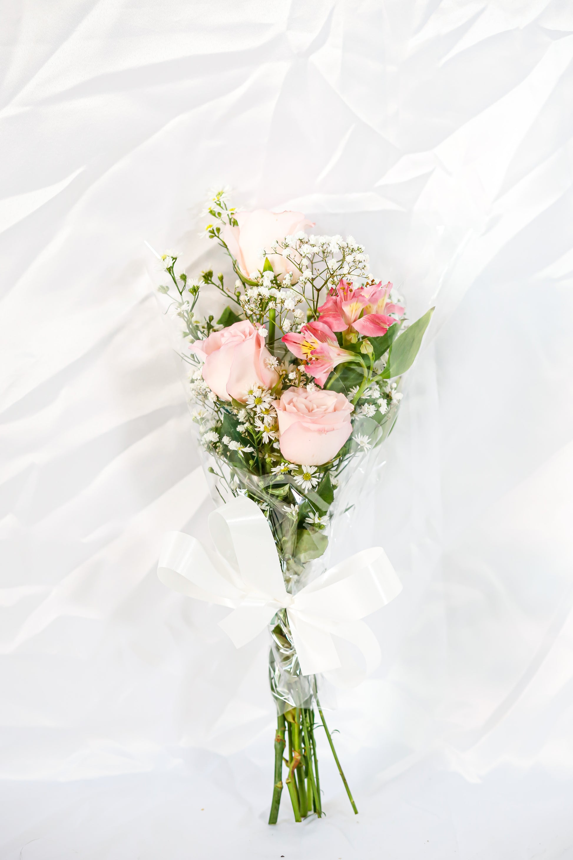 Arranjo com 3 rosas e chocolate