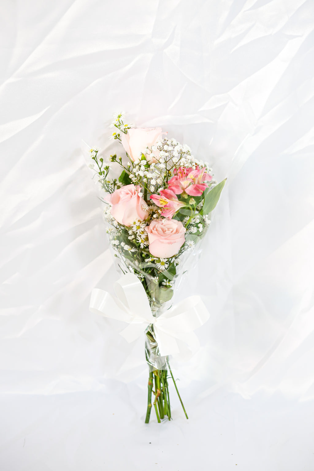 Arranjo com 3 rosas e chocolate