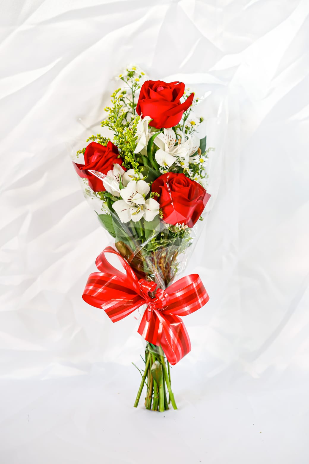 Arranjo c/3 Rosas Vermelhas em Papel Transparente